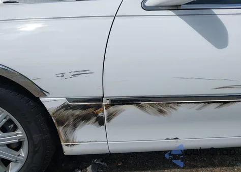 2010 Lincoln Town Car Signature Limited from USA, damaged, VIN 2LNBL8CV4AX629345